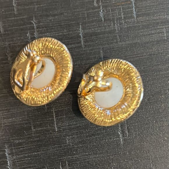 Vintage Faux Pearl Elegant Gold Black Enamel Clip On Earrings - Picture 4 of 5